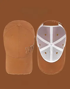 Détail de la visière usée et de la structure interne de la casquette rétro kaki