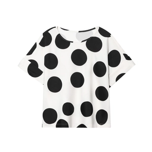 Camiseta de mujer blanca con lunares negros y cuello redondo sobre fondo blanco