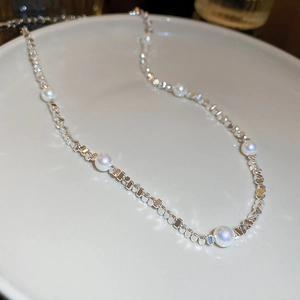 Minimalistischer Choker mit silbernen Metallwürfeln und weißen Perlen für Damen