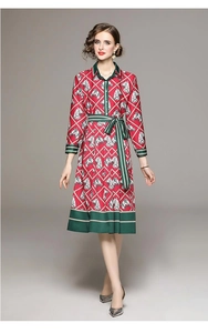 Détail de la robe midi rouge à imprimé cheval, col vert et taille ceinturée élégante