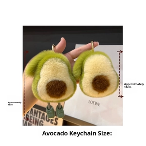 Dettaglio del portachiavi a forma di avocado che mostra dimensioni 15cm e morbida pelliccia