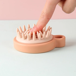 Brosse de massage du cuir chevelu en silicone rose et orange avec picots souples
