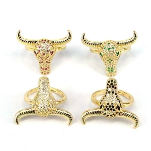 Détails de quatre bagues tête de taureau avec zircones colorées et placage en or