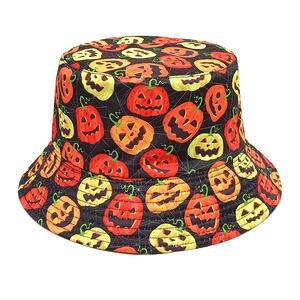 Détail du chapeau bob Halloween avec imprimé citrouille orange vif sur tissu noir