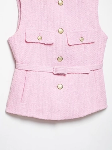Détail du gilet sans manches en tweed rose avec boutons dorés et ceinture