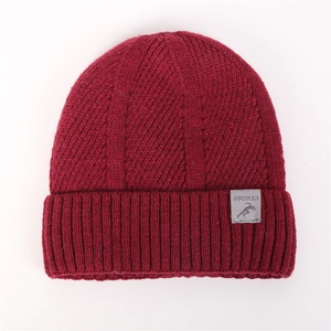 Winterliche weinrote Strickmütze mit Sport-Label und warmem, dickem Rippstrick-Umschlag