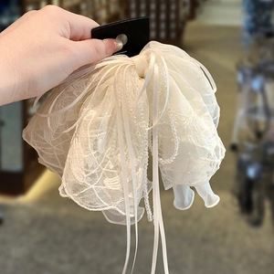 Pince à cheveux élégante avec nœud en dentelle blanche, perles et ruban satiné