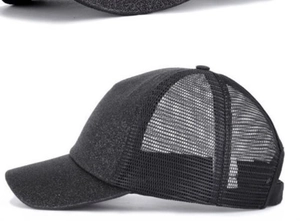 Dettaglio del cappello trucker nero glitterato con rete traspirante e visiera curva