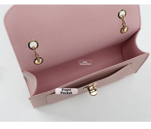 Vue intérieure du sac en cuir rose avec compartiment principal et détails de chaîne dorée