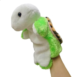 Détail de la marionnette à main tortue en peluche douce pour raconter des histoires