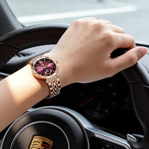 Détail d'une montre de luxe en or rose avec cadran violet et boîtier serti de diamants