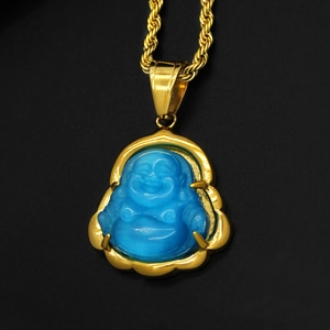 Détail d'un pendentif Bouddha plaqué or avec pierre œil de chat bleue sur fond noir