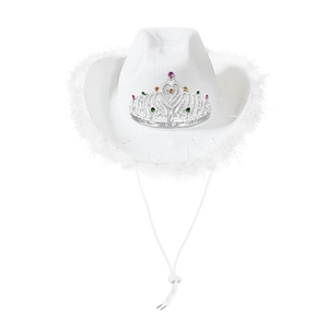 Sombrero vaquero blanco con ribete de plumas y tiara decorativa con joyas de colores