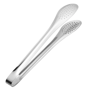 Pince alimentaire en acier inoxydable poli avec tête fendue sur fond blanc pour barbecue