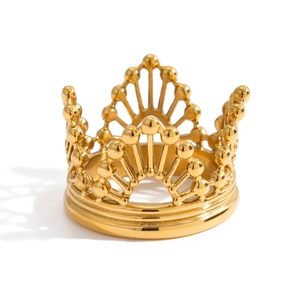 Vista dettagliata dell'anello a corona in oro 18 carati con pizzo perlato e design vuoto