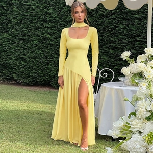 Détail d'une robe jaune à manches longues avec fente haute et tour de cou élégant