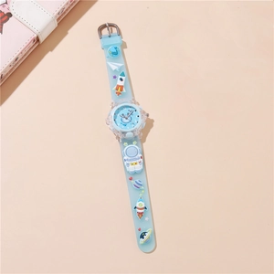 Détail de la montre enfant en silicone bleu avec motifs 3D d'astronaute et de fusée cartoon