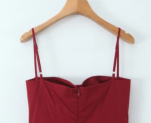 Détails des bretelles réglables et du zip au dos sur cette robe rouge vin chic