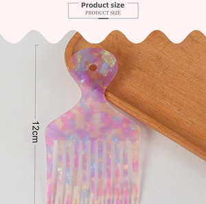 Vue détaillée d'un peigne à cheveux marbré de 12 cm avec dimensions du produit
