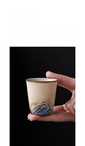 Détail macro d'une tasse à thé en céramique avec glaçure beige et motif de montagne