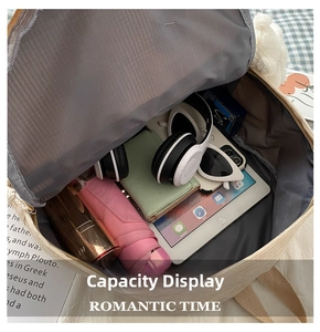 Interior de la mochila de pana beige que muestra capacidad para tableta y accesorios