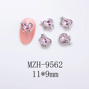 Détail d'un bijou d'ongle cœur rose avec base étoile en argent, taille 11x9mm