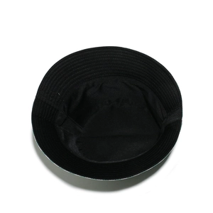 Détail de l'intérieur d'un chapeau de soleil noir avec coutures renforcées et toile
