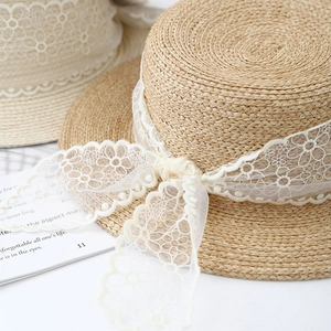 Cappello di paglia a tesa larga, delicato nastro di pizzo floreale ed elegante fiocco estivo