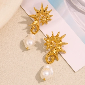 Détail d'une boucle d'oreille hippocampe en or 18K avec perle baroque et spirale