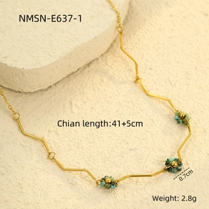 Detail of flower necklace showing 41+5cm chain length and 2.8g weight specifications