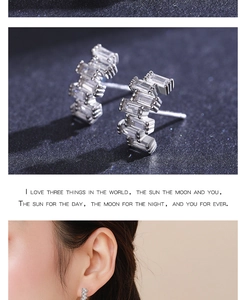Détail de boucles d'oreilles en argent S925 avec zircons rectangulaires et porté