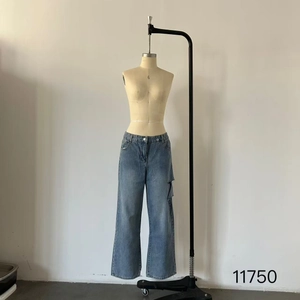 Dettaglio dei jeans cargo azzurri con la grande tasca applicata funzionale sul lato