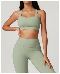 Dettaglio del set sportivo verde chiaro con reggiseno yoga e leggings a vita alta