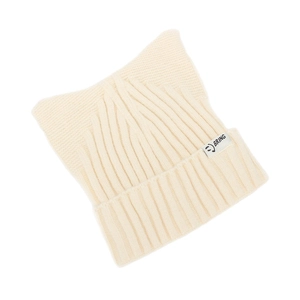 Gros plan du bonnet beige en tricot à oreilles de chat avec écusson Bring