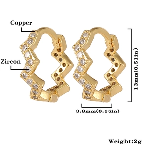 Vista detallada de pendientes de aro ondulados bañados en oro de 13mm con circonitas
