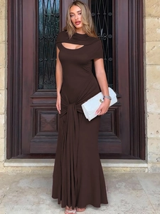 Abito lungo marrone scuro slim fit con scollo cut-out e dettaglio nodo in vita elegante