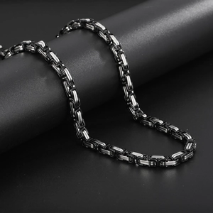 Détail d'une chaîne byzantine bicolore en acier inoxydable noir et argenté
