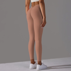 Vue détaillée du legging de yoga taille haute avec effet push-up et taille en V