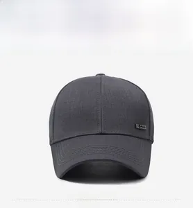 Détail de casquette de baseball gris foncé avec écusson 1988 Fashion et texture coton