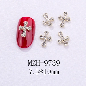 Dettaglio macro di ciondoli a croce per nail art con cristalli neri su unghie rosse