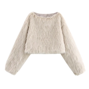 Κοντό μπεζ faux fur τοπ με μακριά μανίκια και μαλακή βελούδινη υφή σε λευκό φόντο