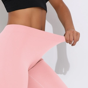Detail der hochdehnbaren rosa Yoga-Schlaghose mit nahtlosem V-Bund zur Bauchkontrolle