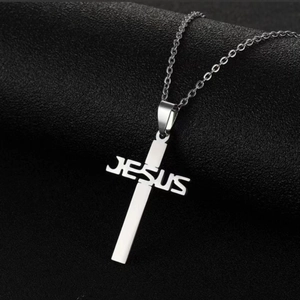 Collana con pendente a croce di Gesù in acciaio inossidabile lucido su sfondo nero testurizzato