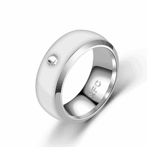 Detailansicht eines smarten NFC-Rings aus Titanstahl mit poliertem Finish und kleinem Stein
