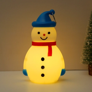 Détail d'une veilleuse bonhomme de neige jaune avec chapeau bleu et écharpe rouge