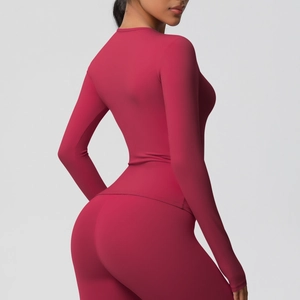 Détail de l'ensemble fitness bordeaux à manches longues et leggings avec coupe moulante