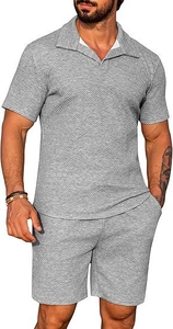 Details des grauen Strick-Polo-Sets für Herren mit geometrischer Twill-Textur und Passform