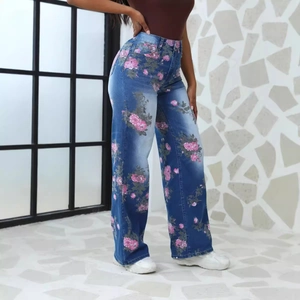 Jeans a vita alta con gamba larga e stampa floreale di rose per donne alla moda
