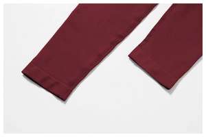 Detailaufnahme der bordeauxroten Yoga-Leggings mit verstärkten Doppelnaht-Bündchen
