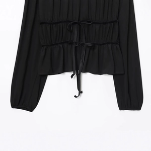 Modisches schwarzes Georgette-Langarmshirt mit Schleifen und gerafftem Schößchen-Saum